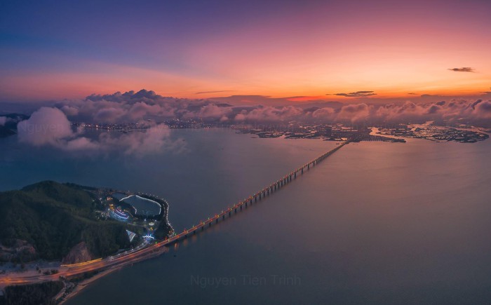 Quy Nhơn thơ mộng trong hình ảnh cây cầu vắt ngang đầm Thị Nại - Ảnh: Nguyễn Tiến Trình